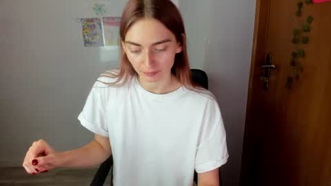 Snapshot of millie_lacroix chatting on June 23, 1:42 pm millie_lacroix online show from June 23, 1:42 pm