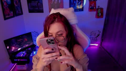 Snapshot of milly_yako chatting on December 18, 11:30 pm Monkey D Maddie online show from December 18, 11:30 pm