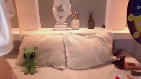 Milu Wallace  online show from October 3, 1:02 am