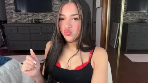 Snapshot of minahoneyy38 chatting on February 5, 1:27 pm Mina online show from February 5, 1:27 pm