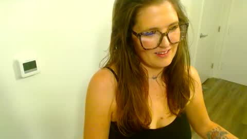 Snapshot of mindymounds chatting on April 28, 5:01 am Mindy online show from April 28, 5:01 am