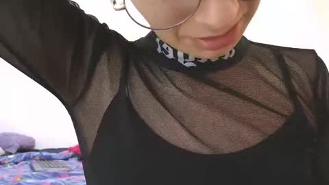 Snapshot of minene_mikami chatting on April 25, 1:41 pm minene_mikami online show from April 25, 1:41 pm