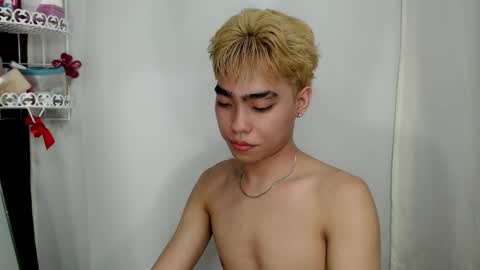 mingkla_man online show from April 19, 11:53 am