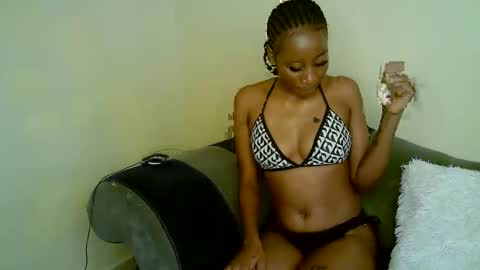 Snapshot of minieme001 chatting on February 21, 11:11 am minieme001 online show from February 21, 11:11 am