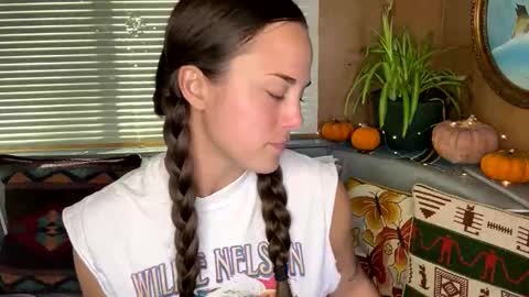 minimaggie online show from November 12, 7:24 pm