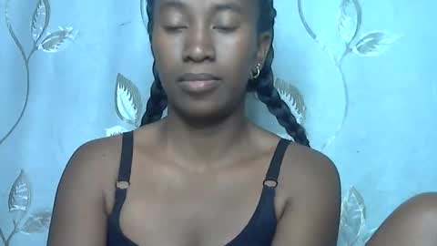 minouch211907 online show from April 18, 7:34 am