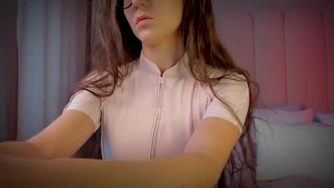 Snapshot of mira_kraviz chatting on June 1, 8:38 am Mira online show from June 1, 8:38 am