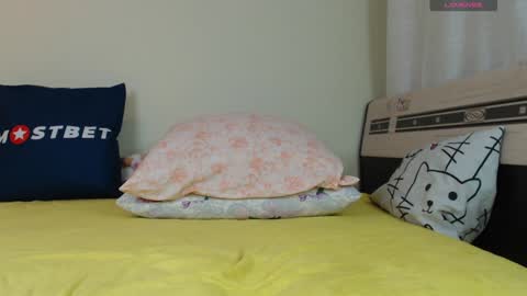 Snapshot of mira_one_ chatting on December 5, 2:11 pm mira_one_ online show from December 5, 2:11 pm