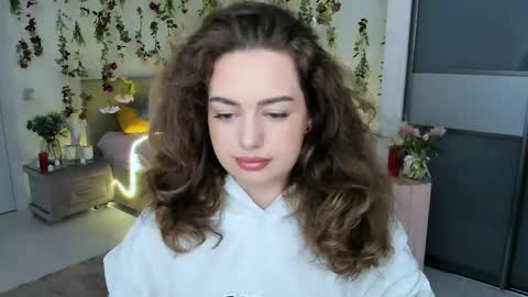 Snapshot of miraclecurly chatting on June 1, 7:15 pm Emma online show from June 1, 7:15 pm