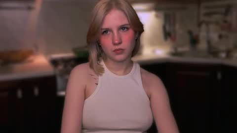 Snapshot of mirrameow chatting on November 11, 12:10 am Mira online show from November 11, 12:10 am