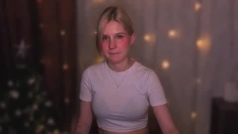 Snapshot of mirrameow chatting on December 3, 9:57 pm Mira online show from December 3, 9:57 pm