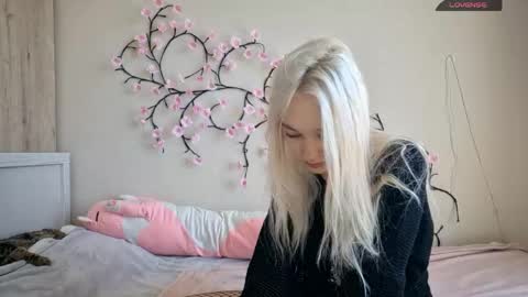 MisaMew online show from April 28, 9:58 am