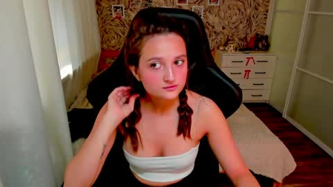 Snapshot of mishel_a_mur chatting on May 25, 12:38 am mishel_a_mur online show from May 25, 12:38 am