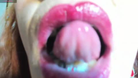 Snapshot of mishell_bons4 chatting on May 29, 1:47 am Mishell Bons online show from May 29, 1:47 am