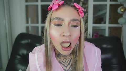 Snapshot of miss___angel chatting on February 23, 11:07 am miss___angel online show from February 23, 11:07 am