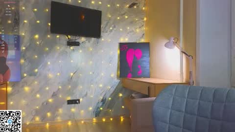 Snapshot of miss_bubbles chatting on December 21, 11:23 pm Sandy online show from December 21, 11:23 pm