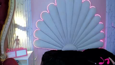 miss_evans_ online show from April 7, 3:12 pm