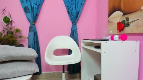 Snapshot of miss_flora chatting on December 18, 1:48 am Monica Patricia online show from December 18, 1:48 am
