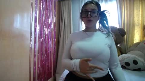 Snapshot of miss_lilieth chatting on May 1, 4:33 pm lilieth online show from May 1, 4:33 pm