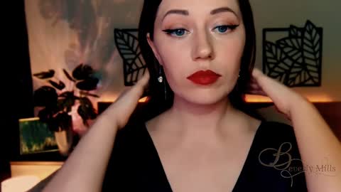 Snapshot of missbeverlymills chatting on December 13, 5:54 pm The divine Beverly online show from December 13, 5:54 pm