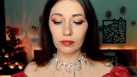 Snapshot of missbeverlymills chatting on December 25, 5:15 pm The divine Beverly online show from December 25, 5:15 pm