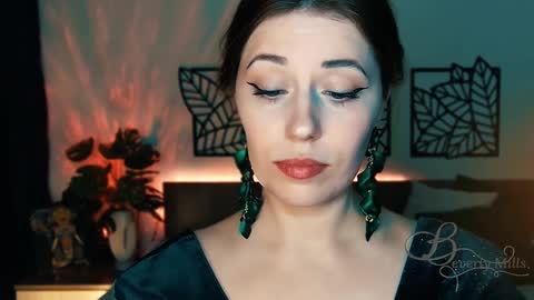 Snapshot of missbeverlymills chatting on January 24, 6:25 pm The divine Beverly online show from January 24, 6:25 pm