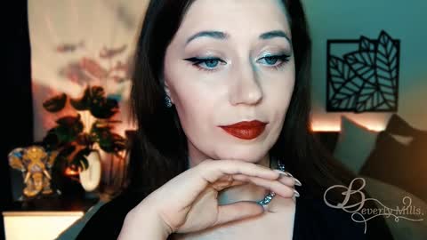 Snapshot of missbeverlymills chatting on February 5, 5:09 pm The divine Beverly online show from February 5, 5:09 pm