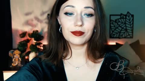 Snapshot of missbeverlymills chatting on February 8, 8:32 pm The divine Beverly online show from February 8, 8:32 pm