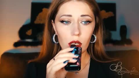 Snapshot of missbeverlymills chatting on September 17, 7:04 pm The divine Beverly online show from September 17, 7:04 pm