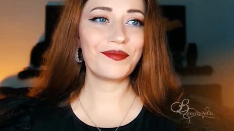 Snapshot of missbeverlymills chatting on October 11, 4:44 am The divine Beverly online show from October 11, 4:44 am