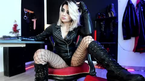 Snapshot of missdarklady chatting on December 17, 12:34 am Missdarklady online show from December 17, 12:34 am