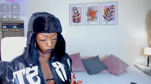 Snapshot of missemilie1 chatting on May 26, 1:51 pm Emilie Diaz online show from May 26, 1:51 pm