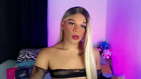 Snapshot of missfer_bigdick chatting on May 11, 6:05 pm Fer online show from May 11, 6:05 pm