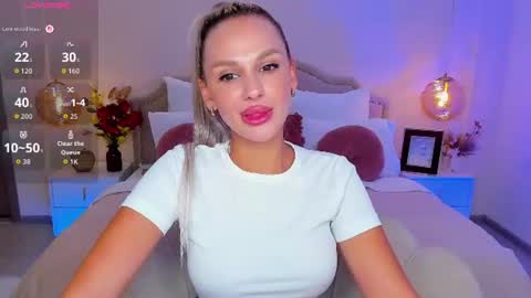 Snapshot of misslou_ chatting on July 31, 5:29 am Lou online show from July 31, 5:29 am