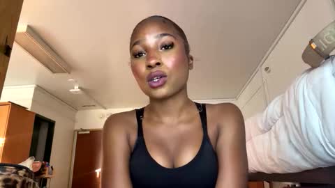 Snapshot of missmarimac chatting on May 5, 11:02 pm missmarimac online show from May 5, 11:02 pm