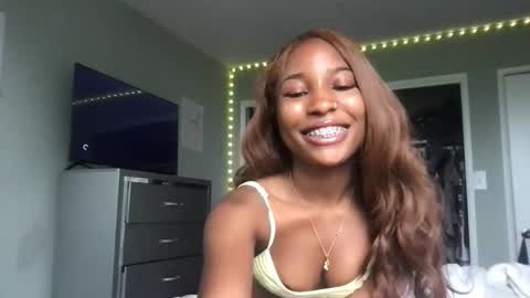 Snapshot of missmarimac chatting on May 25, 2:56 pm missmarimac online show from May 25, 2:56 pm