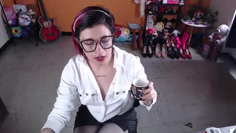 Snapshot of missmia2 chatting on December 17, 4:32 pm Miss Mia online show from December 17, 4:32 pm
