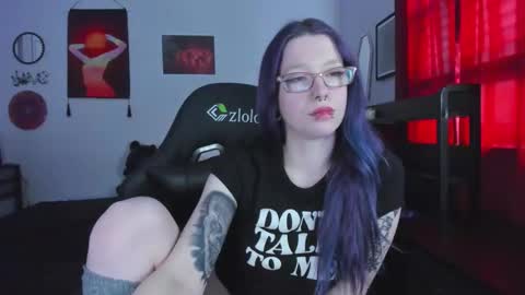 Snapshot of missnikkivill chatting on February 18, 8:38 pm Mistress Nikki Vill online show from February 18, 8:38 pm