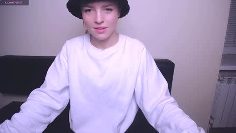 Snapshot of missoliviaa_ chatting on December 14, 1:16 pm Olivia online show from December 14, 1:16 pm