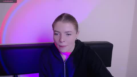 Snapshot of missoliviaa_ chatting on October 27, 12:53 pm Olivia online show from October 27, 12:53 pm