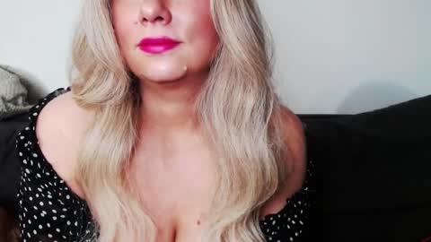 Snapshot of missqueen1416 chatting on March 10, 5:39 pm Missqueen1416 online show from March 10, 5:39 pm