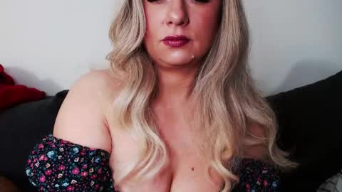 Snapshot of missqueen1416 chatting on March 12, 6:18 am Missqueen1416 online show from March 12, 6:18 am