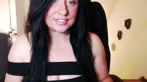 Snapshot of missqueen1416 chatting on October 5, 7:34 pm Missqueen1416 online show from October 5, 7:34 pm