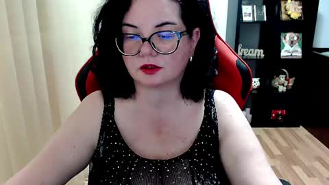 Snapshot of misstruble chatting on May 15, 10:33 am MissTruble online show from May 15, 10:33 am
