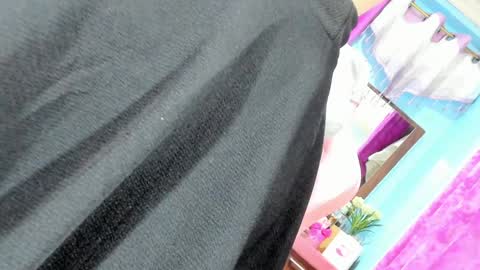 Snapshot of missvalentine18 chatting on December 6, 2:06 pm missvalentine18 online show from December 6, 2:06 pm