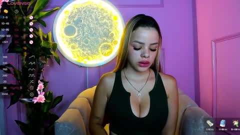 Snapshot of missvalery1 chatting on February 10, 11:45 pm missvalery1 online show from February 10, 11:45 pm