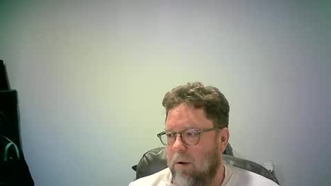 Snapshot of mister_happy567 chatting on October 26, 5:35 am Mr. Happy online show from October 26, 5:35 am