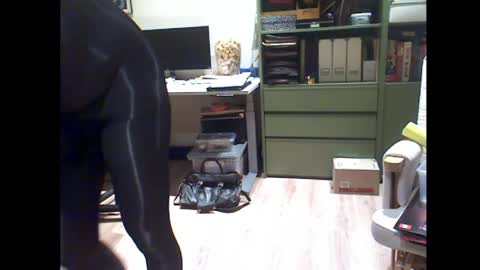Snapshot of misterbobbyxx chatting on April 18, 6:17 am misterbobbyxx online show from April 18, 6:17 am