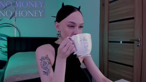 Snapshot of mistress_mialibra chatting on October 26, 11:20 pm Mistress Mia online show from October 26, 11:20 pm