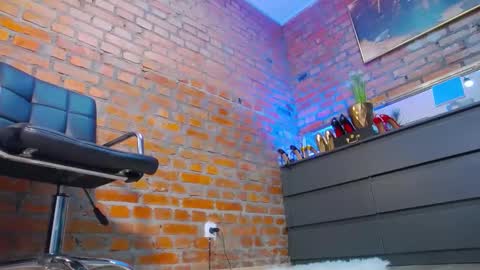 Snapshot of mistress_milana_ chatting on January 1, 5:44 pm mistress_milana_ online show from January 1, 5:44 pm